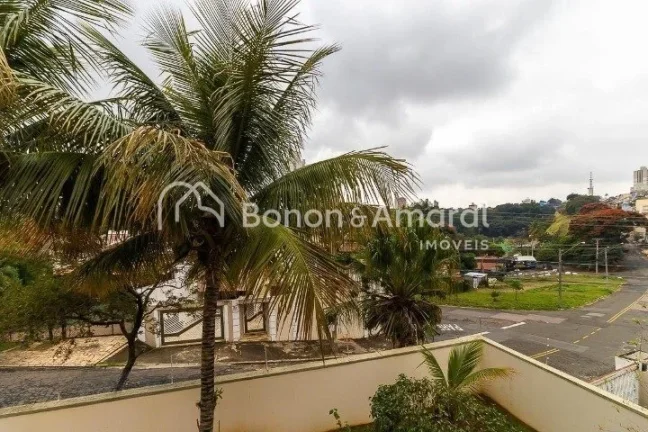 Imagem Ampla e confortável, esta excelente residência conta com 330m² de área construída, oferecendo e...