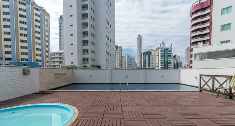 Imagem Apartamento com 2 dormitórios sendo 1 suíte e 1 vaga de garagem em Balneário Camboriú/SC