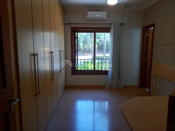 Imagem Encante-se com esta belíssima casa que oferece 4 suítes, incluindo uma suíte master com hidro e d...