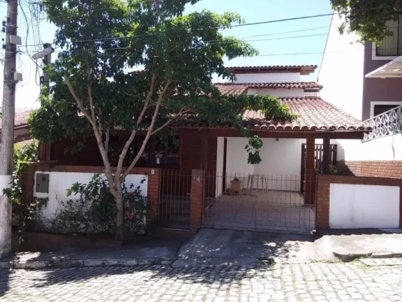 Imperdível casa em condomínio à venda em Macaé-RJ, no bairro Riviera Fluminense! 4 quartos, 2 suítes, 1 sala, 3 banheiros, 2 vagas de garagem, 120,00 m2 de área.