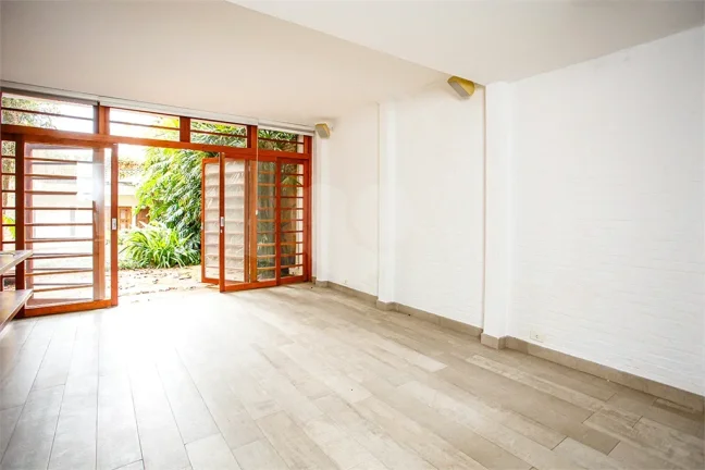 Imagem Casa para alugar com 4 quartos, sendo 2 suítes, em Alto de Pinheiros, São Paulo - SP