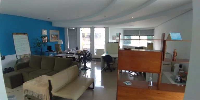 Imagem Casa de Luxo na Vila Ré: 3 Quartos, 3 Suítes, 5 Banheiros, 4 Vagas de Garagem e 426m² de Área em São Paulo-SP.