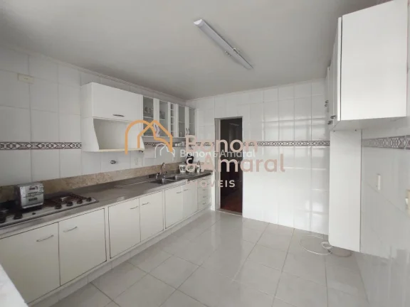 Imagem Amplo apartamento com 3 dormitórios sendo 1 suíte, sala com 2 ambientes, cozinha planejada, área de serviço, suíte de empregada e vaga de garagem