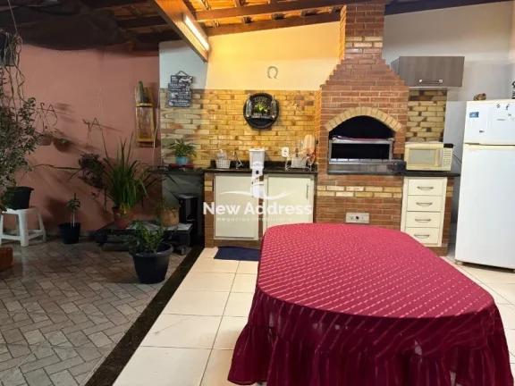 Imagem No Jockey, duas casas em um só imóvel com área gourmet: more com a família, alugue ou transforme em duplex. Comércio e serviços a poucos passos.