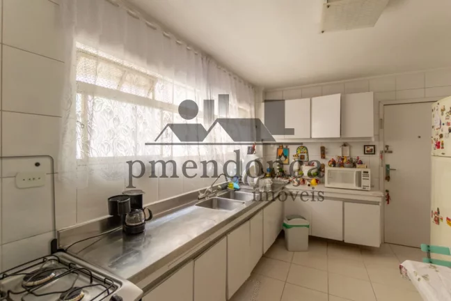 Imagem Apartamento de 132m² em Higienópolis, 3 quartos (1 suíte) e 1 vaga demarcada e livre.