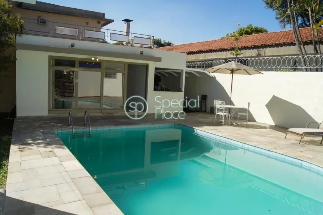 Imagem Excelente casa com 377m², face norte na melhor localização de Alto de Pinheiros. Amplo living com...