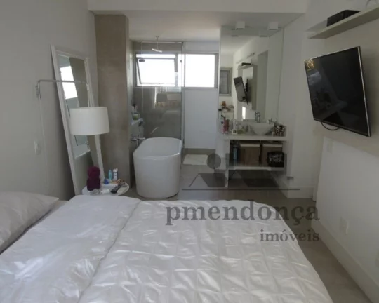 Imagem Descrição do Imóvel Apartamento amplo com 3 dormitórios sendo que 01 foi aberto para closet, 02 ...