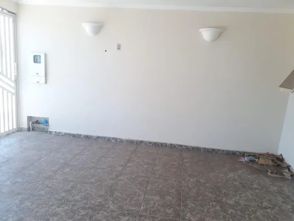 Imagem Casa com 3 dormitórios (1 suite), sala, banheiro social com box blindex e armários, cozinha com AE...