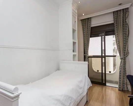 Imagem Lindo apartamento, amplo living para 3 ambientes com piso de tábuas de ipê, terraço, jardim de in...