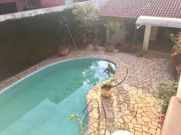 Imagem Casa de alto padrão de 3 Dormitórios e 400 m² de área útil em localização nobre Central de Sa