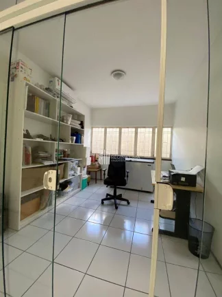 Imagem Casa à venda com 4 dormitórios (três suítes) R$ 1.600.000 - BOM PARA CLINICAS . Jóquei - Teresina/PI
