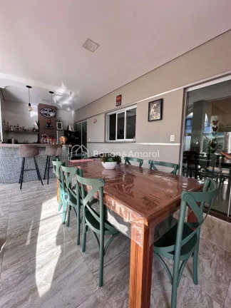 Imagem Casa à venda no Condomínio Reserva Real em Paulínia

O sobrado conta com uma sala de estar c/ pé...