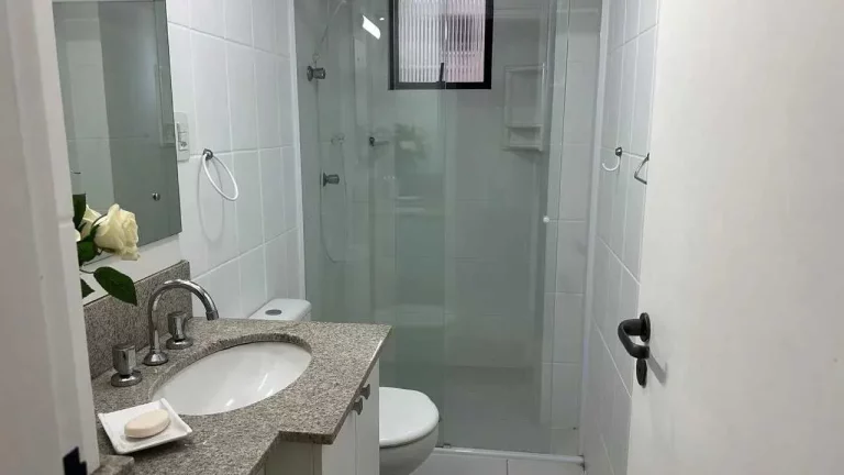 Imagem Apartamento mobiliado com 2 dormitórios sendo 1 suíte com sacada e 1 vaga de garagem