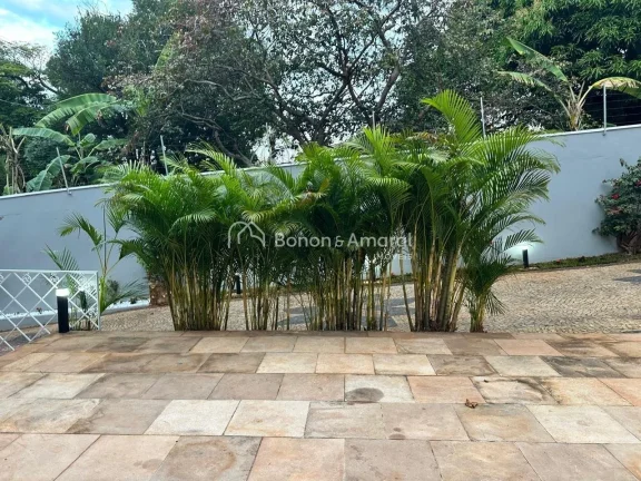 Imagem Em localização privilegiada, esta residência de estilo clássico impressiona pela imponência da ...