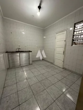 Imagem Sobrado à venda com 2 dormitórios e quintal no bairro do Macuco em Santos/SP