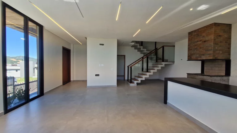 Imagem Oportunidade: Casa Alto Padrão à Venda no Bairro Ferraz em Garopaba-SC com Vista Mar!