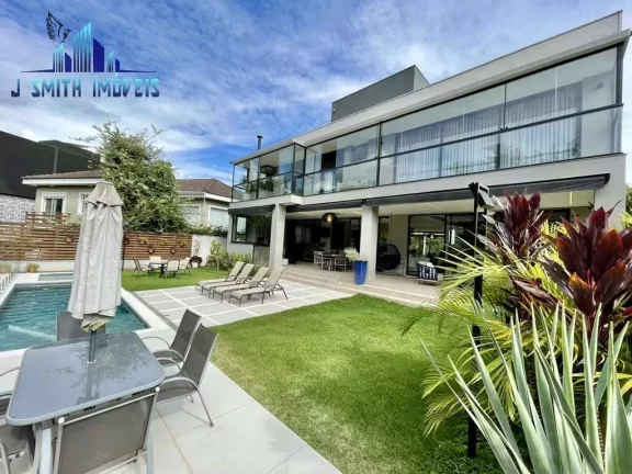 Imagem CASA À VENDA DE PORTEIRA FECHADA! Impecável, 4 suítes, elevador, piscina