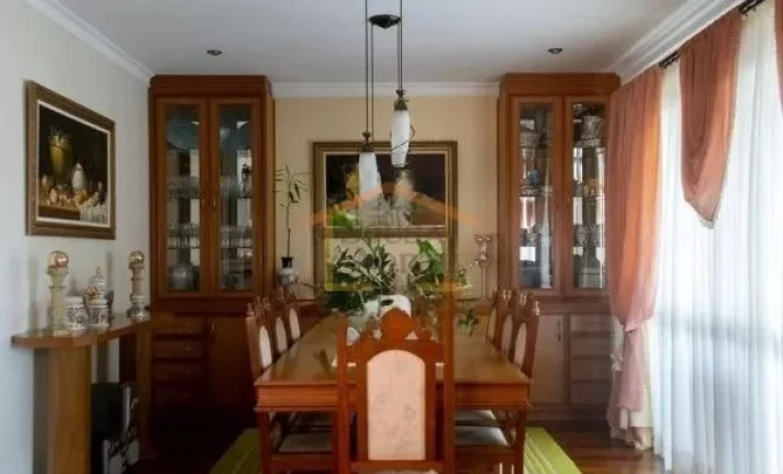 Imagem Apartamento à venda, 220 m², dispõe de 4 dormitórios, sendo com 4 suítes, 5 banheiros. Conta co...