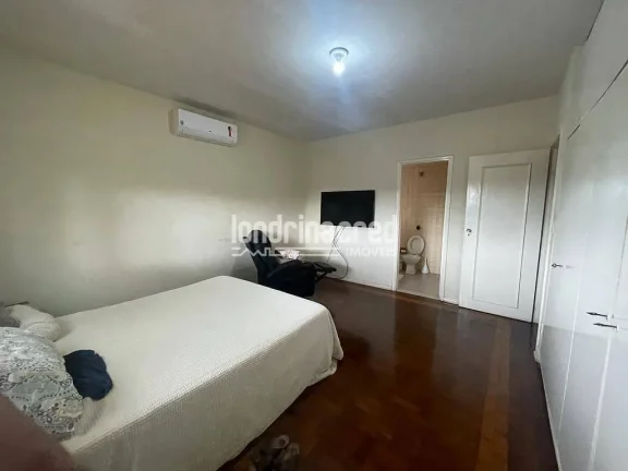 Imagem Casa na região central de Londrina, ideal para moradia, comércio ou investimento, com 390m² de terreno, 280m² construídos, 3 quartos, suíte e 2 vagas.