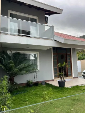 Imagem Sobrado com 2 quartos e 2 vagas de garagem na Praia de Taquaras em Balneário Camboriú