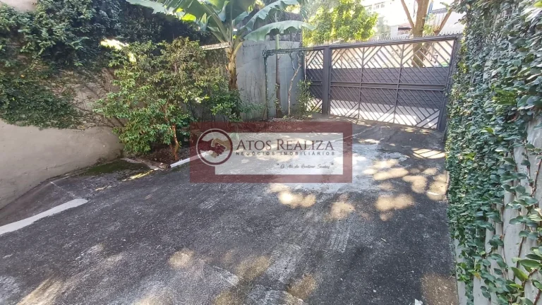Imagem Vendo Excelente oportunidade na Lapa. Casa de 2 Dormitórios sendo uma suíte, sala em 2 ambíentes, 2 vagas de garagem, áreatotal 171m2, frente para 2 ruas, Jardim com algo natural, quintal com Árvores frutíferas produzindo, aproveite essa oportunidade, Val