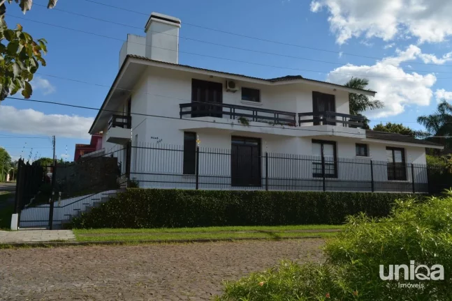 Casa em Camobi com 05 dormitórios, suíte master, lareira, piscina