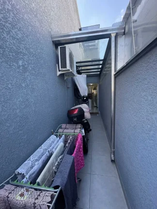 Imagem Sobrado com 2 dormitórios sendo 1 suíte e 1 demi, 2 vagas - Rio Pequeno em Camboriú