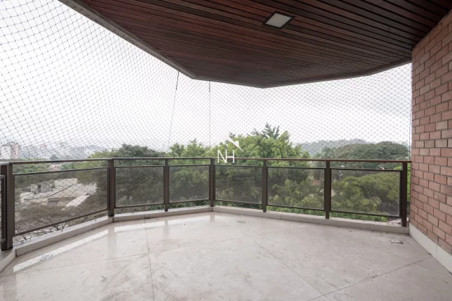 Imagem Apartamento de 260m ao lado do Parque Ibirapuera, com 4 dormitórios (2 suítes), varanda, 3 vagas com depósito, piscina, quadra, churrasqueira, sauna