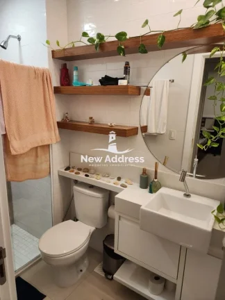 Imagem 2 quartos com suíte, 70 m², vista mar e prédio luxuoso pertinho da praia. Lazer na cobertura!