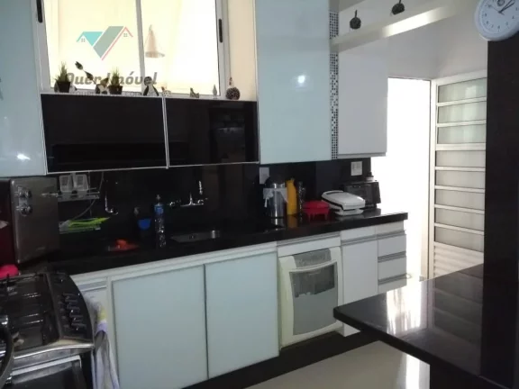 Imagem Luxuosa casa em condomínio à venda em Ribeirão Preto-SP, no bairro Ribeirânia. Condomínio Parque das Figueiras. 4 quartos, 4 suítes, 3 salas, 6 banheiros, 2 vagas de garagem. 320,00 m² de área. Imperdível com a Quer Imóvel Negócios Imobiliários.