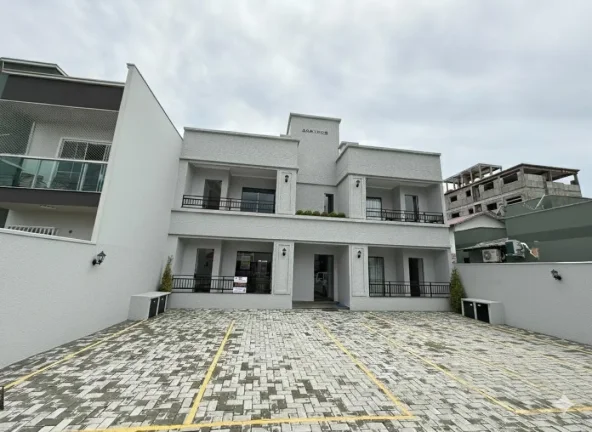 Imagem 02 Suítes, térreo com excelente padrão de acabamento e perto da Praia, esse apartamento em Gravatá, Navegantes. Adriano Carpes Imóveis Vende