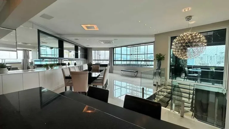 Imagem Cobertura duplex mobiliado com 4 dormitórios sendo 4 suítes e 5 vagas em Balneário Camboriú/SC