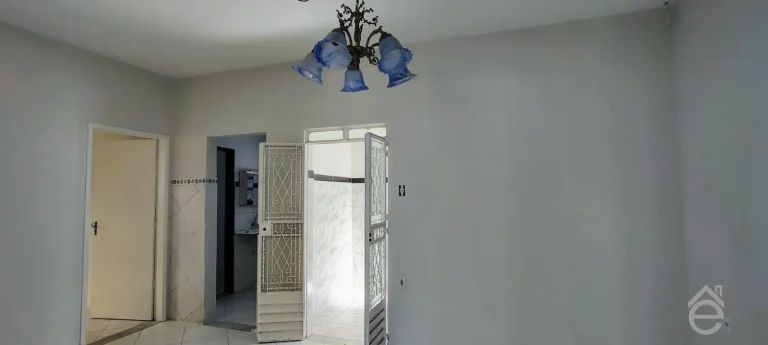 Imagem Casa à venda de esquina na Ponta Grossa, 3/4, sala ampla, garagem e DCE, 323m2