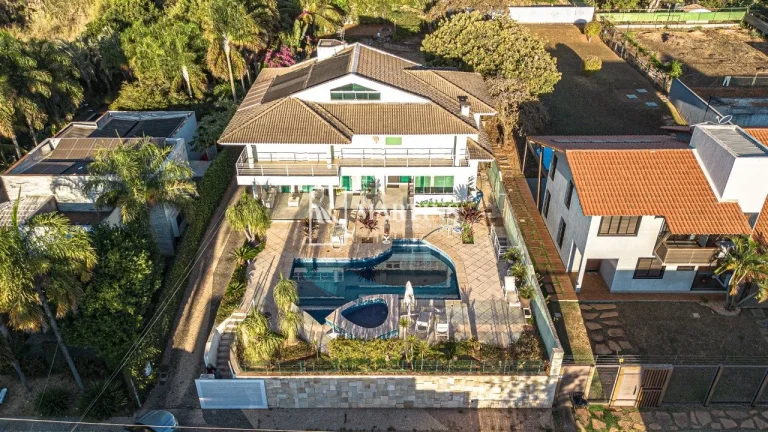 Casa com vista para o Lago - SHIS QI 28
Projeto assinado por Lauro Rocha em terreno elevado de 776 m...