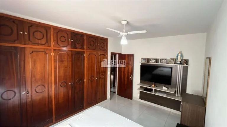 Imagem Casa padrão à venda no bairro São Benedito, Uberaba: 3 quartos, móveis planejados e porcelanato