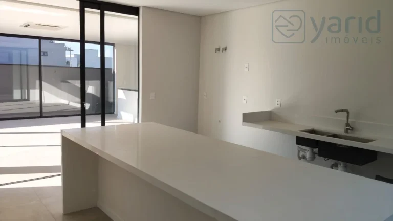 Imagem Casa de luxo em condomínio à venda em localização privilegiada: 4 quartos, 4 suítes, 3 salas, 5 banheiros, 2 vagas de garagem.