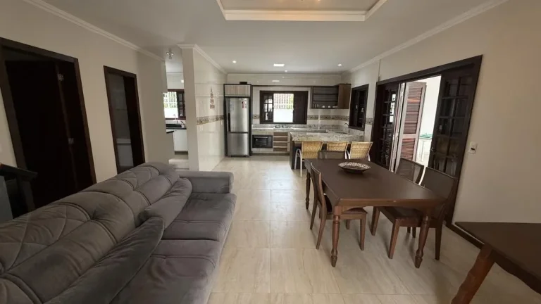 Imagem Casa a 120m do mar com 3 quartos (2 suítes), 209m² de área construída e 251m² de terreno, em Itacolomi, Balneário Piçarras - Adriano Carpes Imóveis vende!