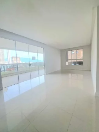 Imagem Apartamento quadra mar com 3 suítes e 3 vagas de garagem - Meia Praia/SC