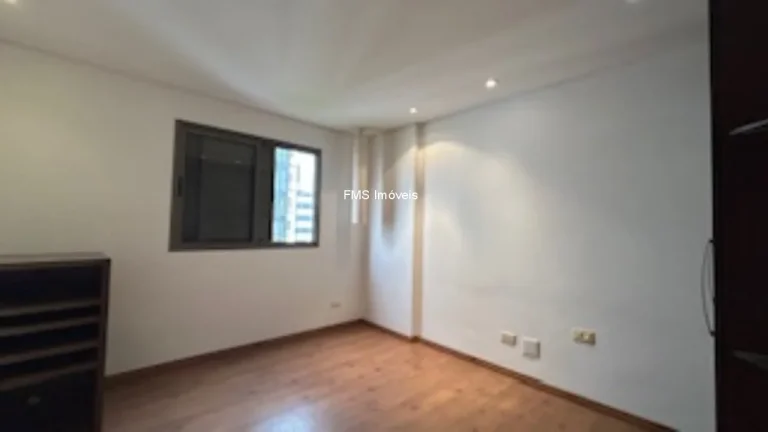 Imagem Imperdível oportunidade em Moema: Apartamento de 3 quartos com suíte, 131m² e 2 vagas de garagem à venda em São Paulo-SP!