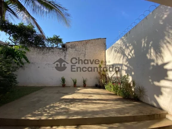 Imagem Casa com entrada paisagistica e area de lazer completa.