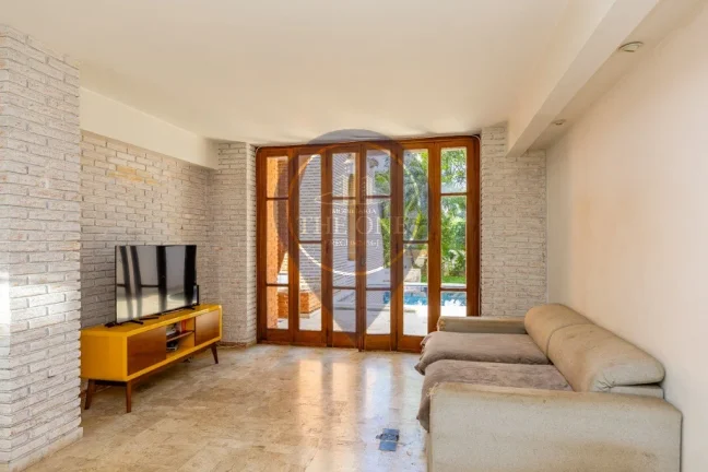 Imagem Casa de luxo na Vila Madalena: 4 quartos, 4 suítes, 2 salas, 6 banheiros, 2 vagas, 376m² - São Paulo-SP.