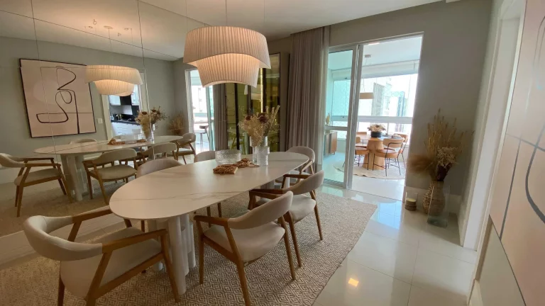Imagem Apartamento mobiliado com 3 dormitórios sendo 1 suíte e 4 vagas de garagem em Balneário Camboriú/SC