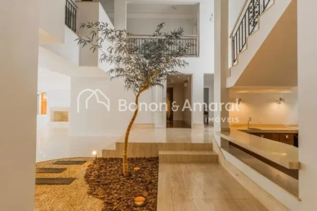 Imagem Sobrado amplo e luxuoso, com área construída de 835 m².

A residência possui no piso superior 4 ...