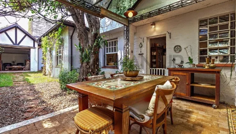 Imagem Casa estilo Farm House para Locação no Jardim Paulista - São Paulo-SP: 3 Quartos, 1 Suíte, 4 Salas, 4 Banheiros, 2 Vagas, 223m².