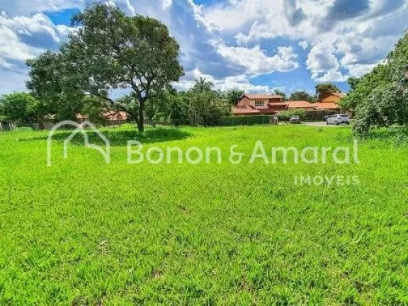 Imagem Localizado em um condomínio com apenas 17 lotes, é um terreno plano cercado por belíssimas casas....