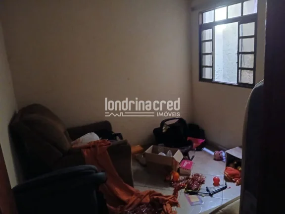 Imagem Ótima Casa na Zona Norte de Londrina: 4 Dormitórios, 2 Banheiros, 2 Vagas de Garagem e 250m² de Terreno. Conforto e Espaço para Sua Família, Agende Sua Visita!