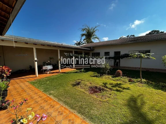 Imagem Imóvel com 500m² de terreno e 189m² construídos, 3 quartos (2 suítes), sala 2 ambientes, edícula 62m², garagem 4 carros, quintal e jardim
