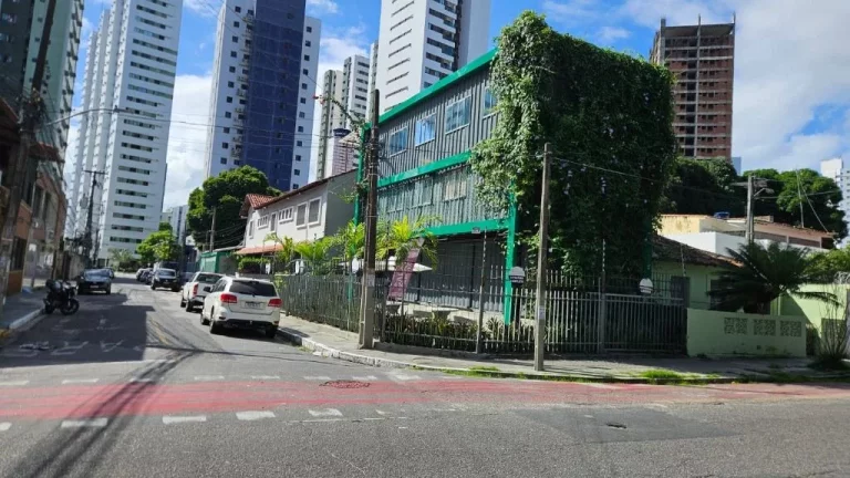 Sala Comercial de 60m² para alugar no 2º andar, localizada na Torre, Recife - Pernambuco.