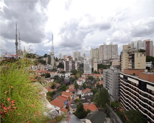 Imagem Cobertura duplex, ampla, bem distribuída com piso de tacos, armários embutidos, gabinete nos banhe...