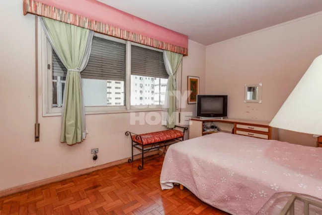 Imagem Belíssimo apartamento em edifício histórico na rua mais charmosa e arborizada de Higienópolis. A...